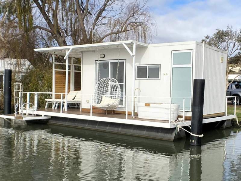 "The Floathouse". BnB Ready, Potential Investment.
