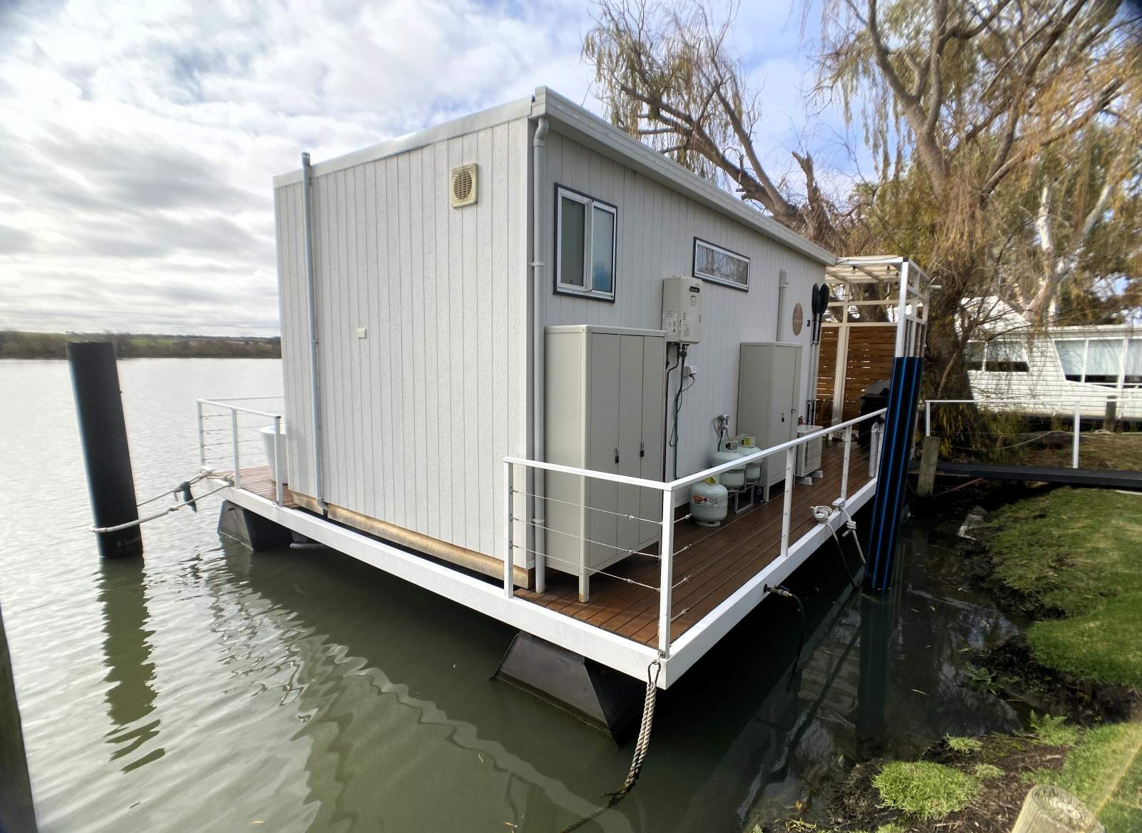 "The Floathouse". BnB Ready, Potential Investment.