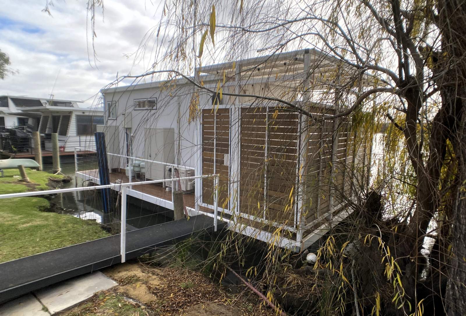 "The Floathouse". BnB Ready, Potential Investment.