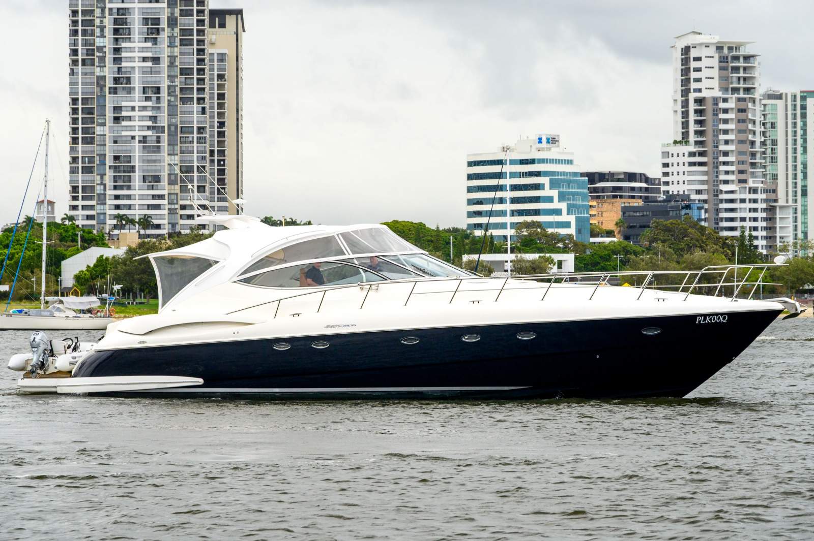 Cruisers Yachts 560 Express