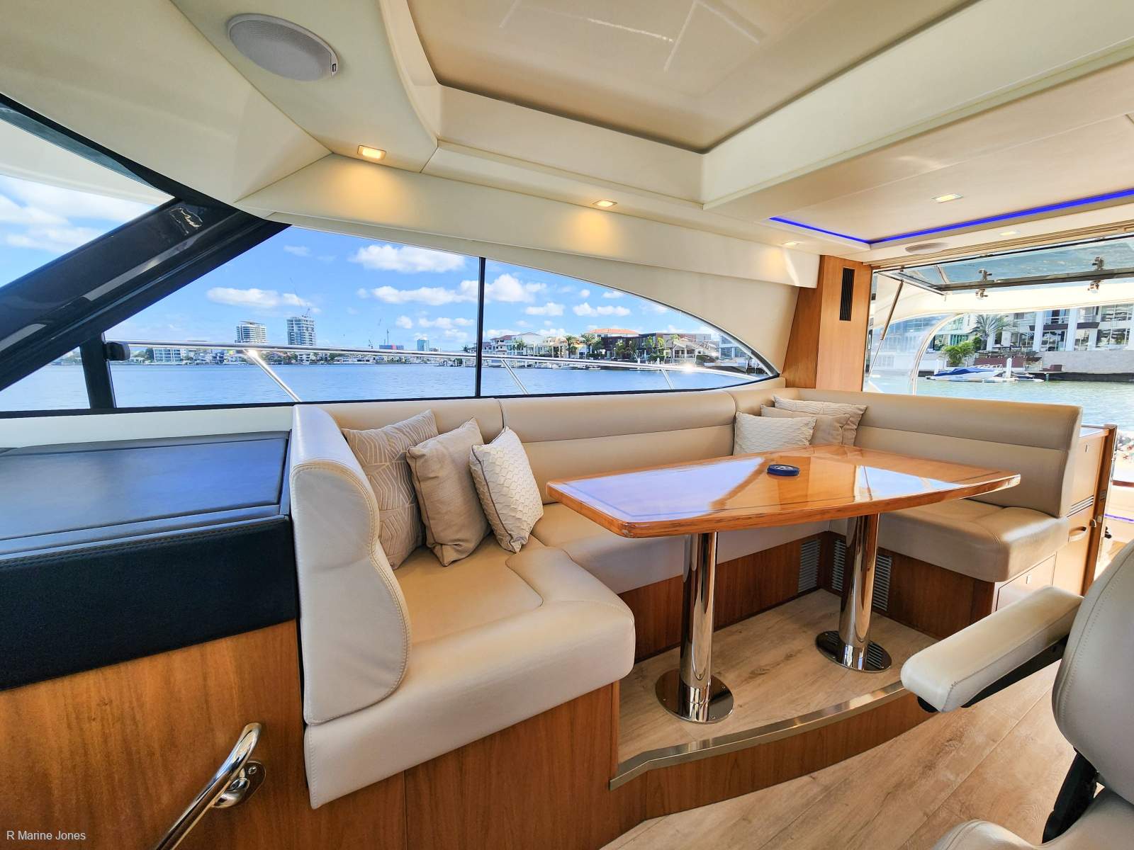 Riviera 4800 Sport Yacht