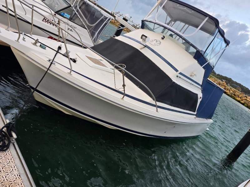 Bertram 25 Flybridge With a 2017 motor, leg combo