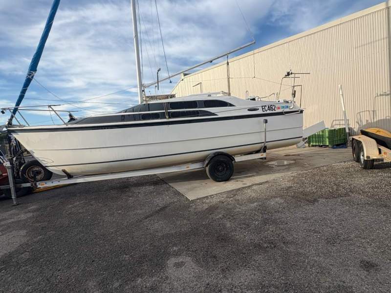 Macgregor 26 Ready for a new owner.