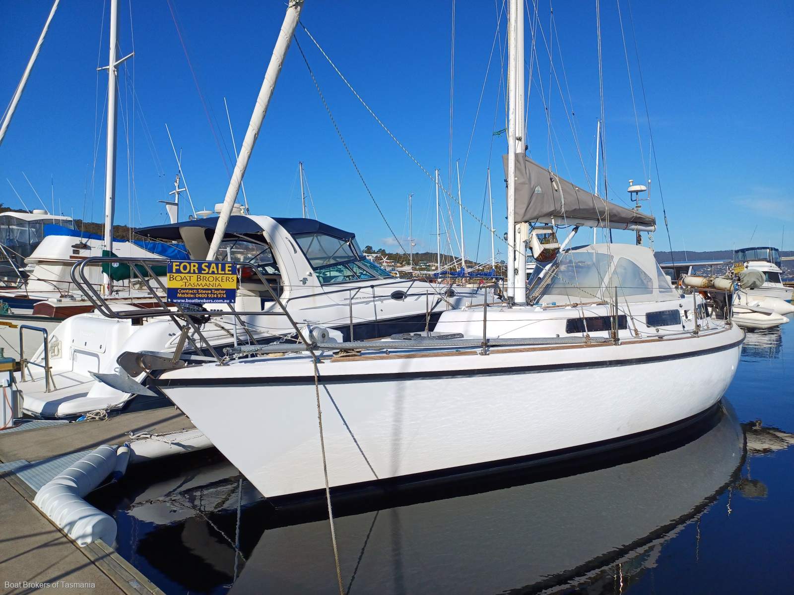 Jarkan 10.5 Centre cockpit cruising sloop.