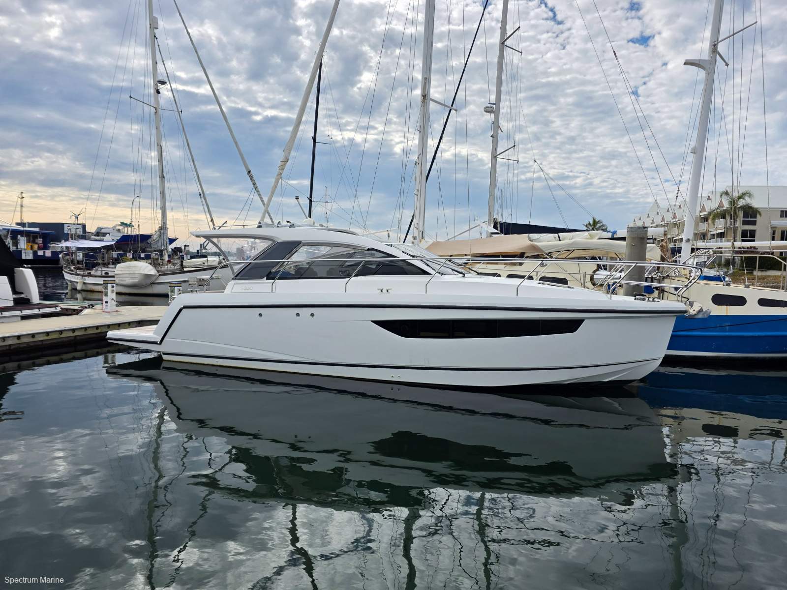 Sealine S330