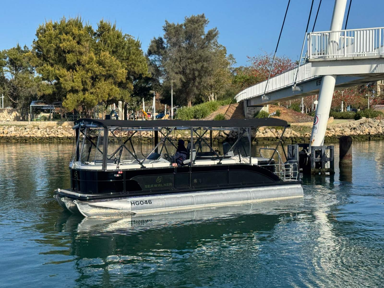 Seawalker 25 Tri-toon (Pontoon) - BRAND NEW