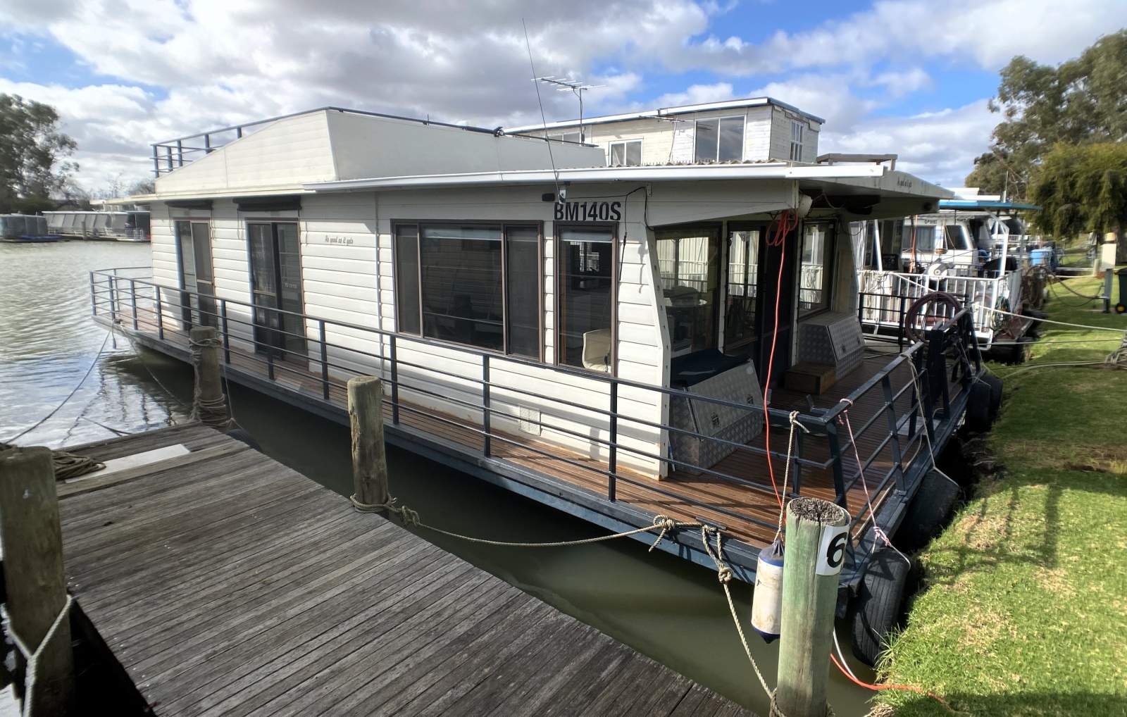 "As Good As It Gets" Affordable Pontoon Houseboat.