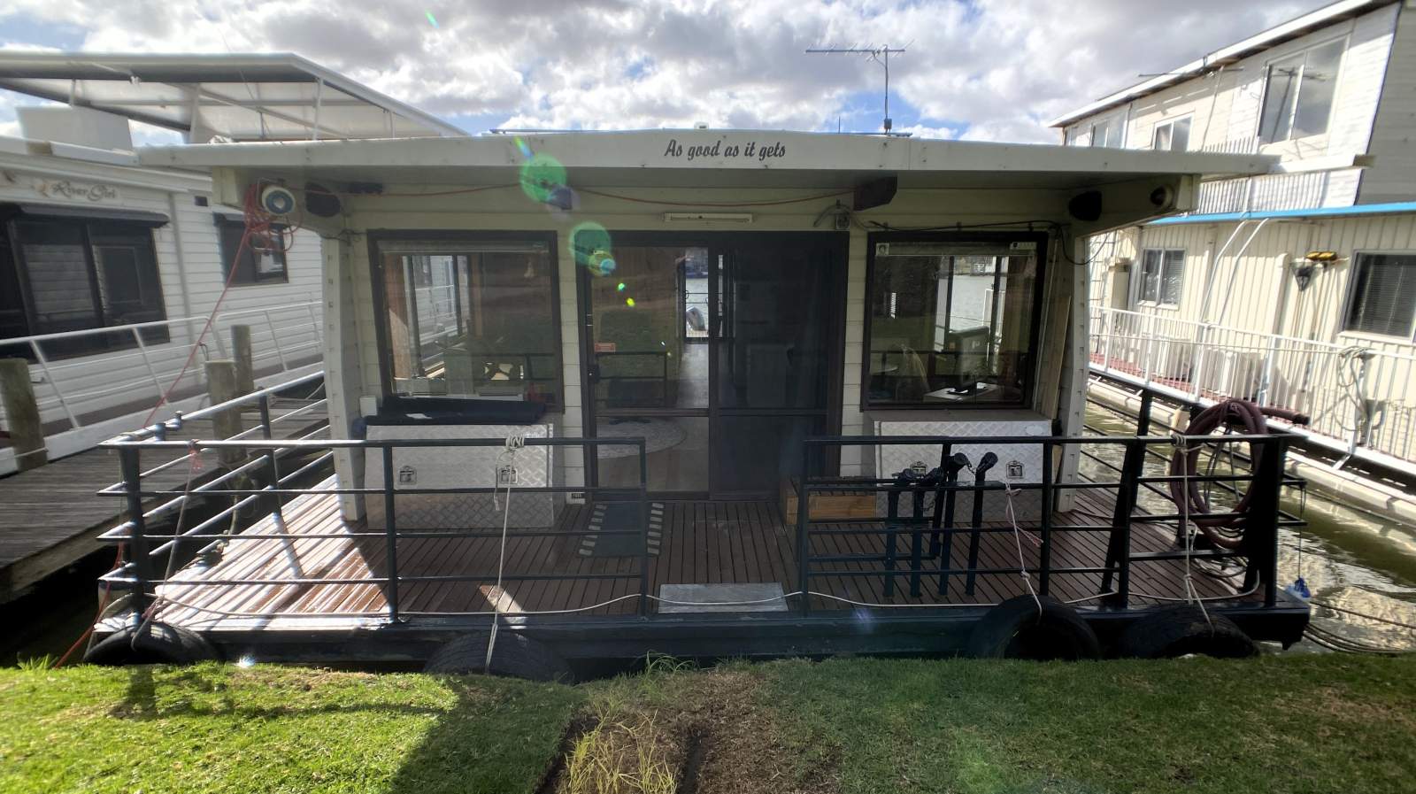 "As Good As It Gets" Affordable Pontoon Houseboat.