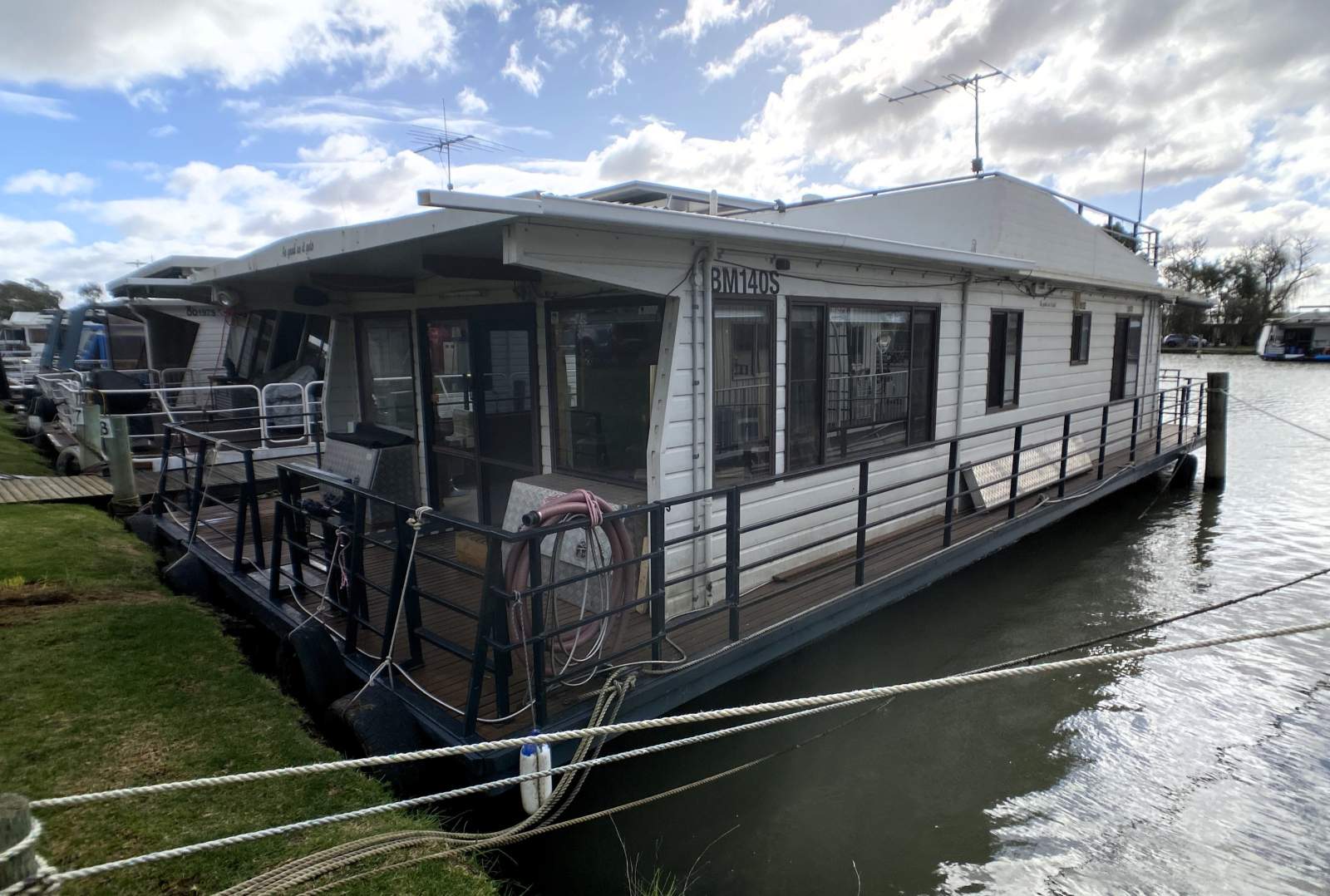"As Good As It Gets" Affordable Pontoon Houseboat.
