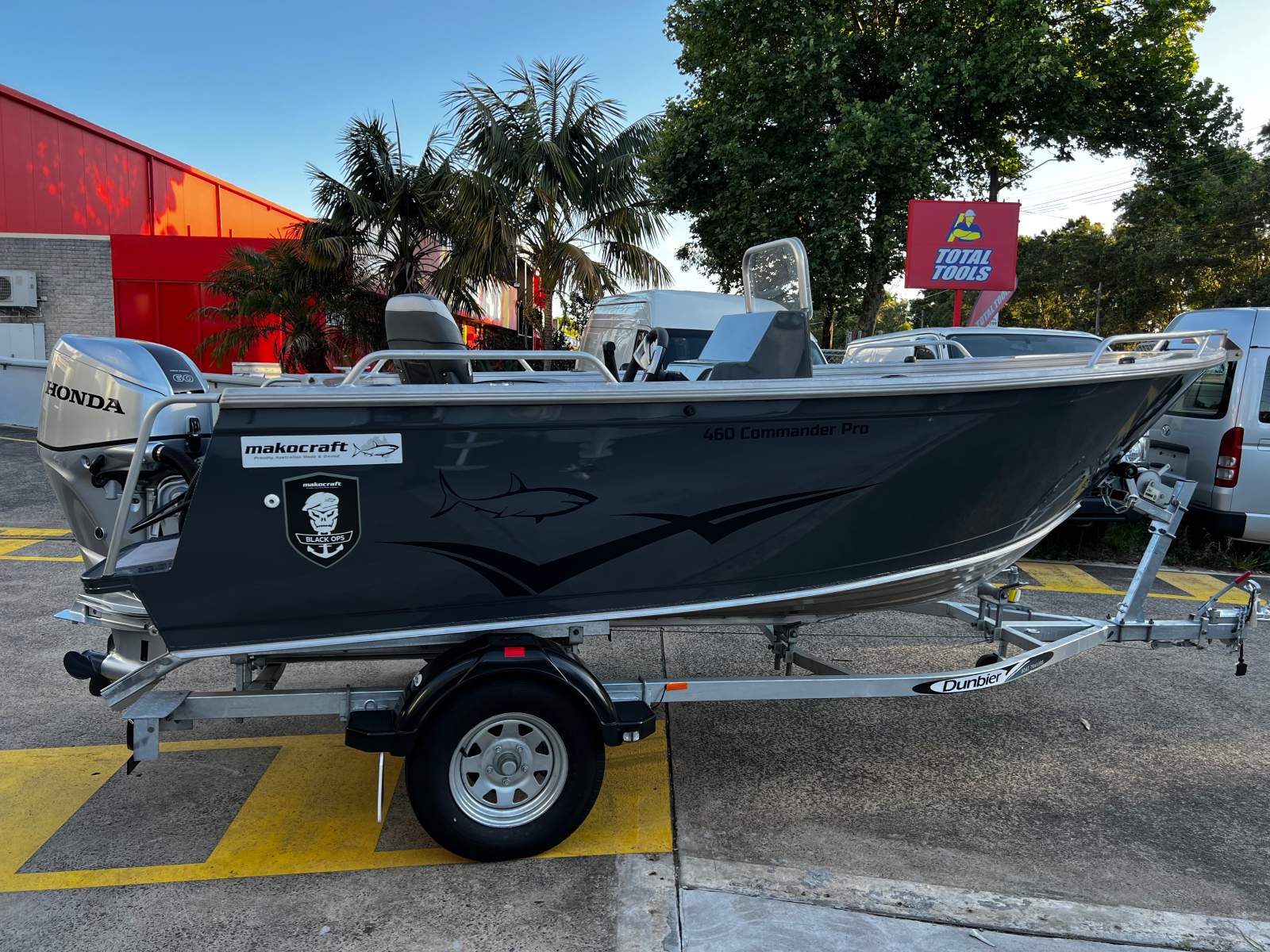 New Makocraft 460 Commander Pro Side Console