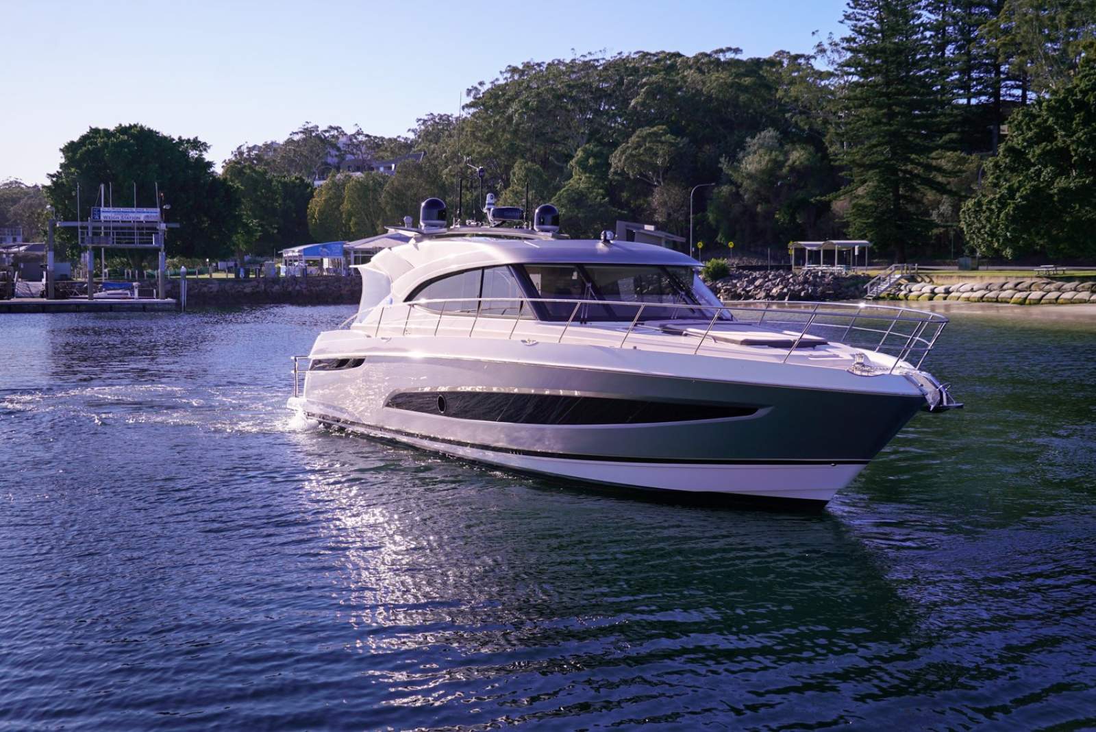 Riviera 5400 Sport Yacht Platinum Edition