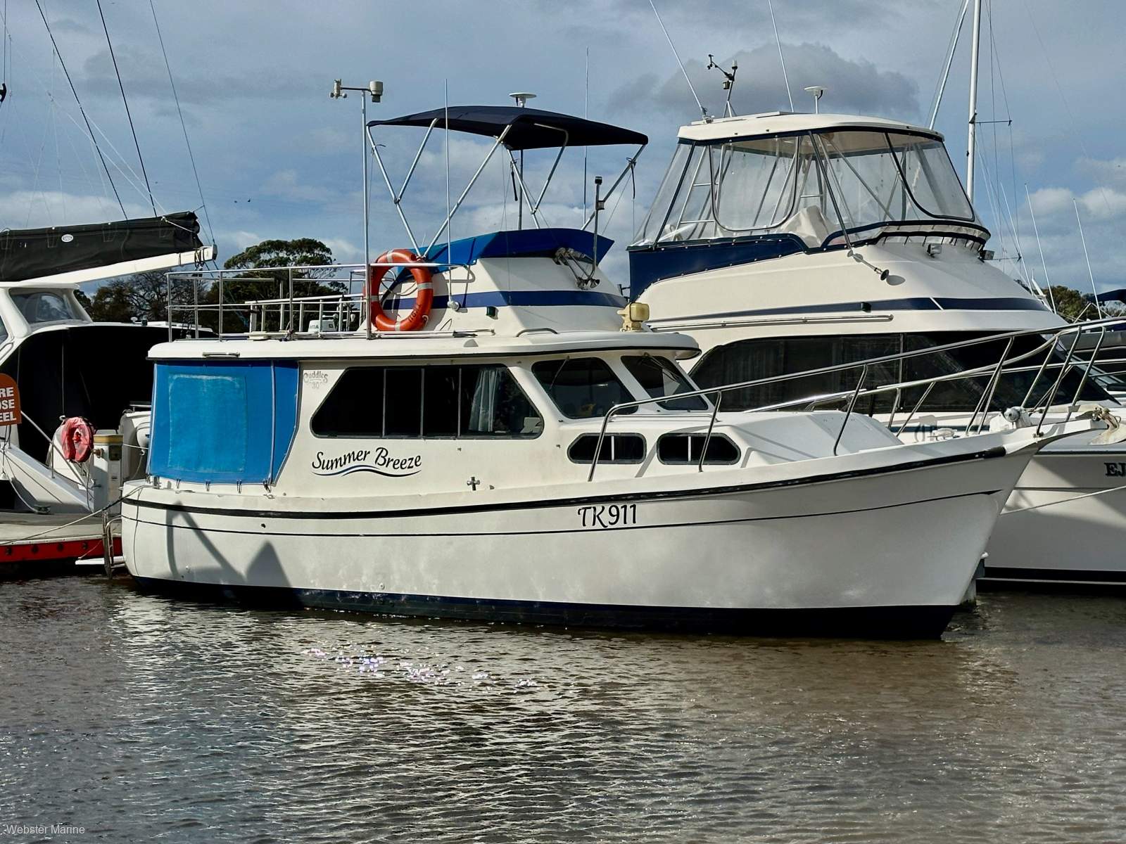Cuddles 30 Flybridge Cruiser