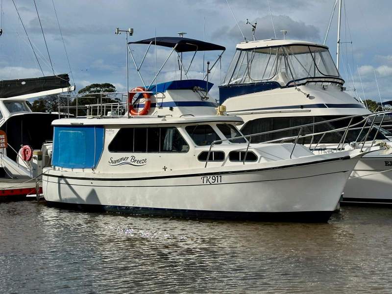 Cuddles 30 Flybridge Cruiser
