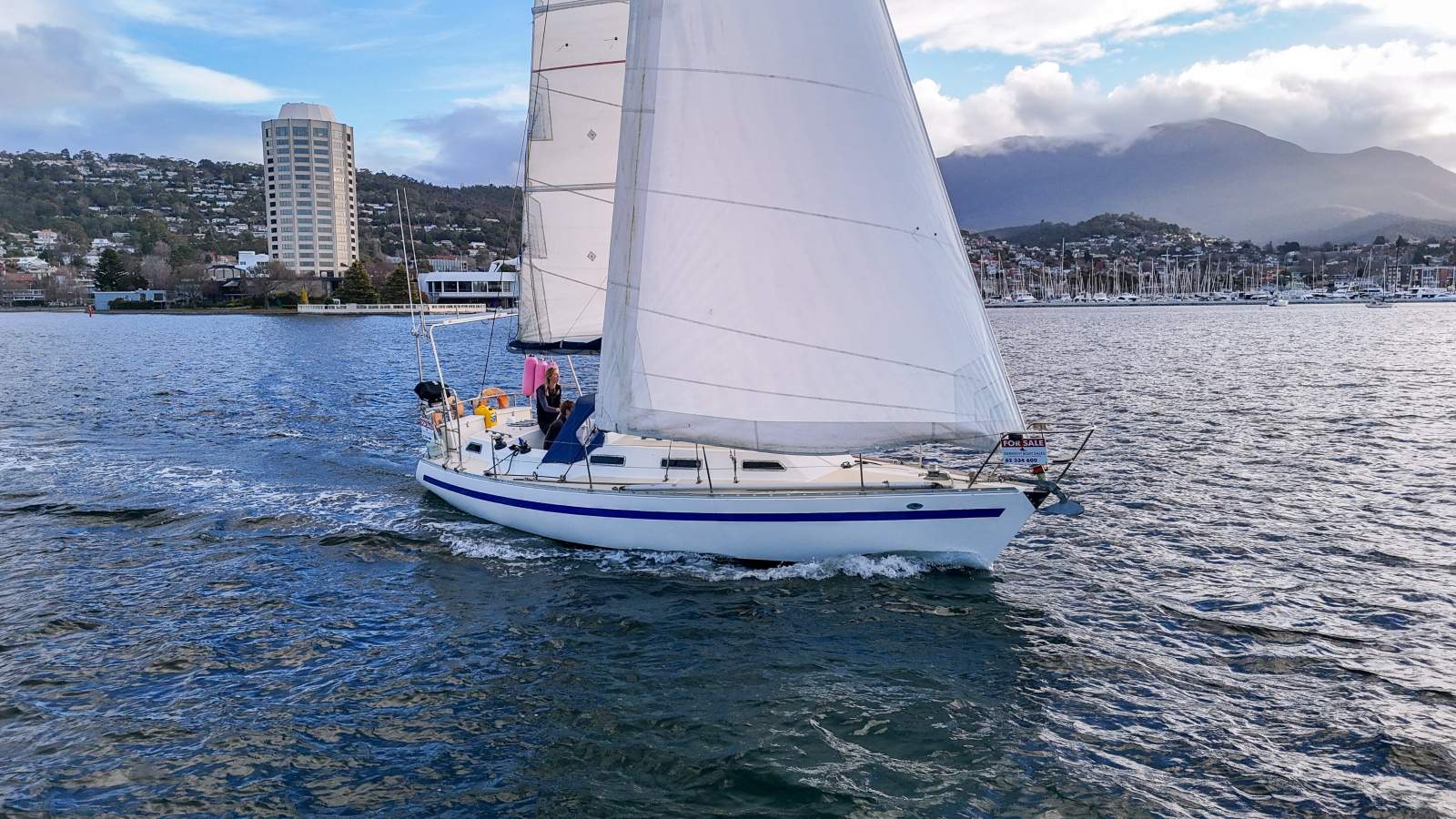Mottle 33 CAPABLE AND COMFORTABLE CRUISER/RACER!