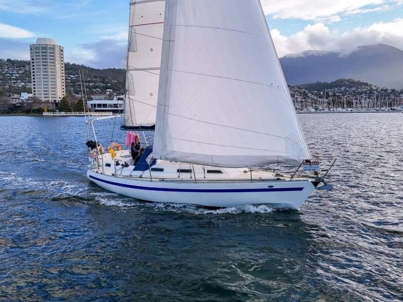 Mottle 33 CAPABLE AND COMFORTABLE CRUISER/RACER!