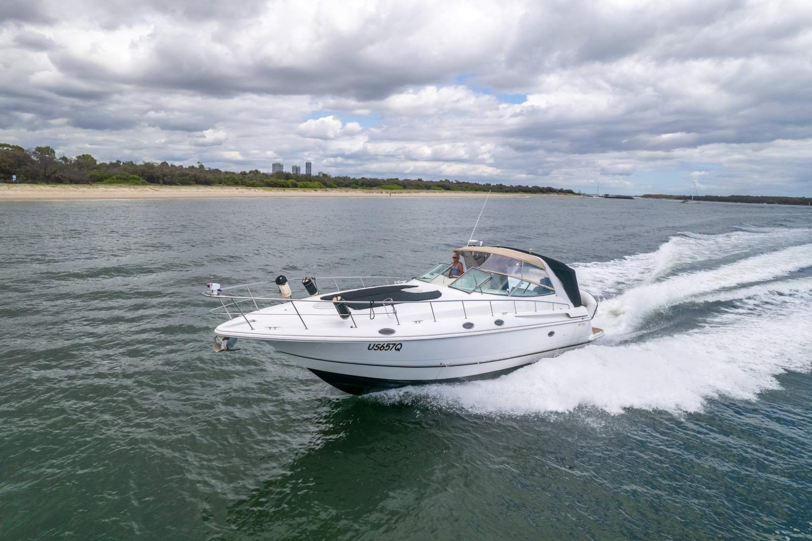 Cruisers Yachts 4270 Express Diesel Shaft Drive
