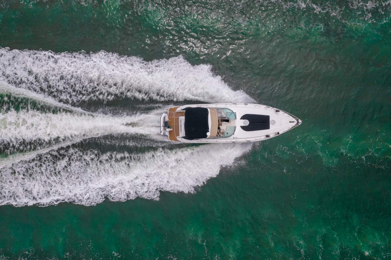 Cruisers Yachts 4270 Express Diesel Shaft Drive