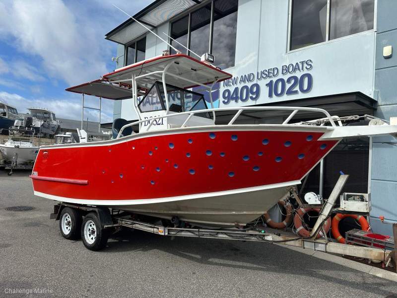 Dolphin 610 Centre Console - Suzuki 175 HP 4 stroke