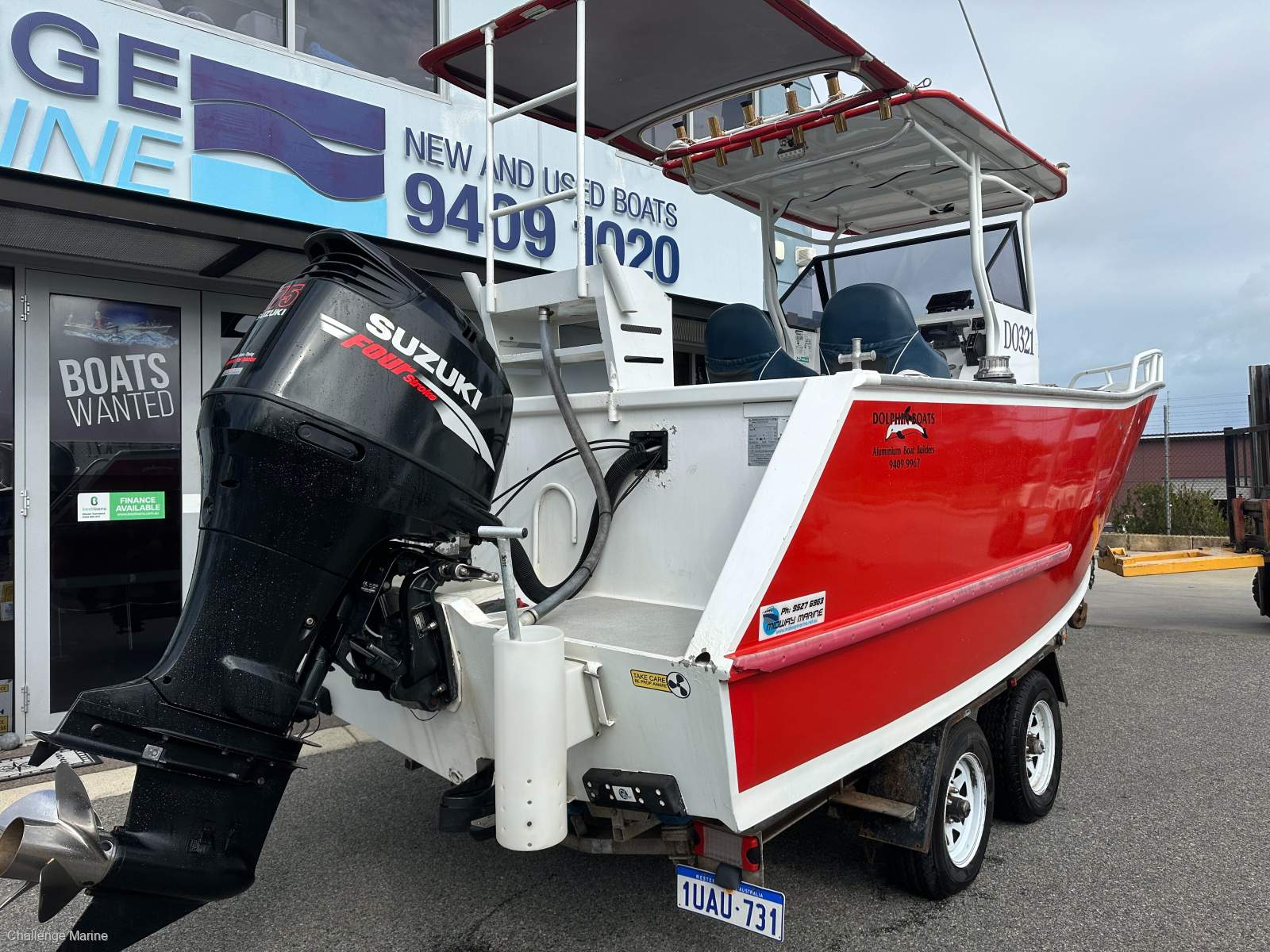 Dolphin 610 Centre Console - Suzuki 175 HP 4 stroke
