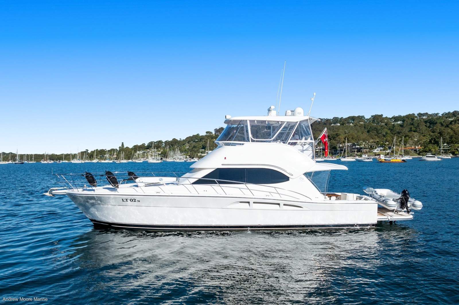 Riviera 47 Flybridge - Hydraulic swim platform