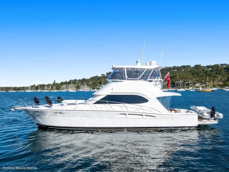 Riviera 47 Flybridge - Hydraulic swim platform