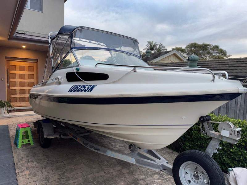 Freedom 5.30 Escape Half Cabin