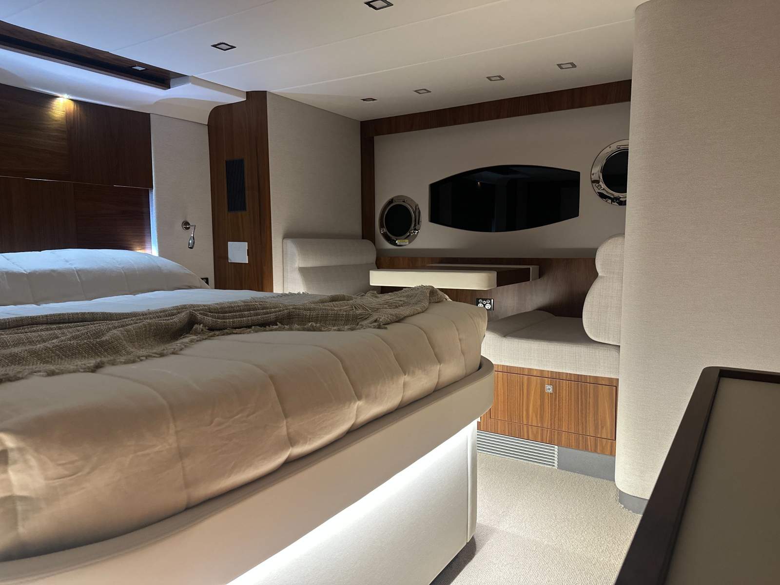 6000 Platinum Riviera 6000 Sport Yacht Platinum Edition Boat Brokers of Tasmania
