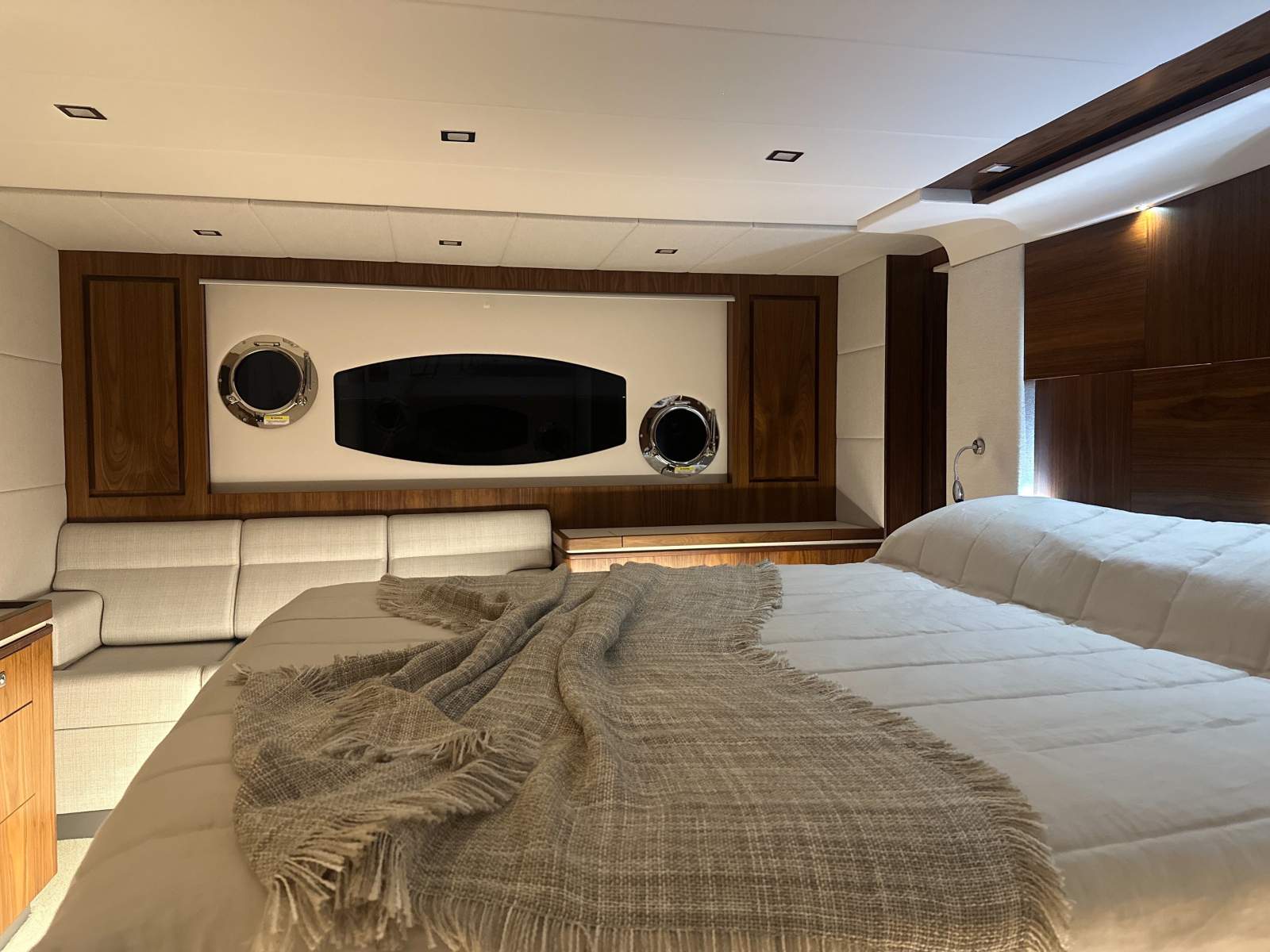 6000 Platinum Riviera 6000 Sport Yacht Platinum Edition Boat Brokers of Tasmania