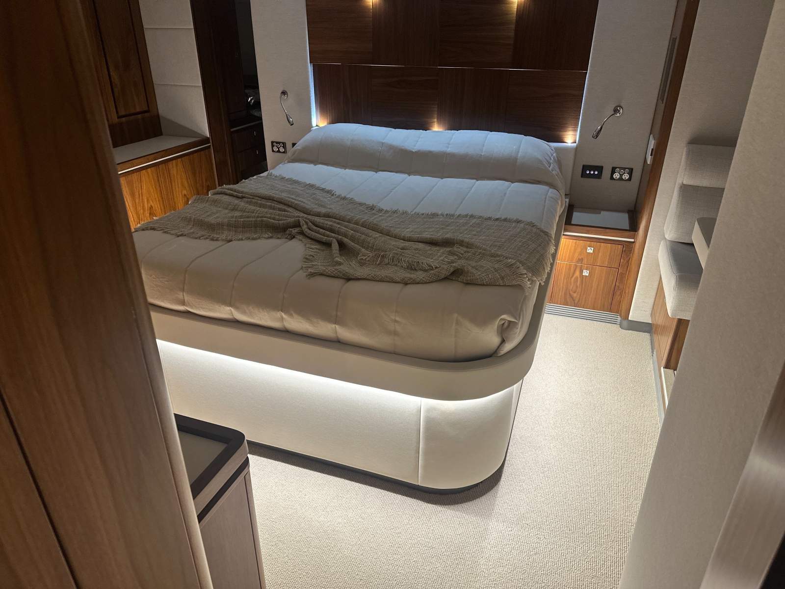 6000 Platinum Riviera 6000 Sport Yacht Platinum Edition Boat Brokers of Tasmania