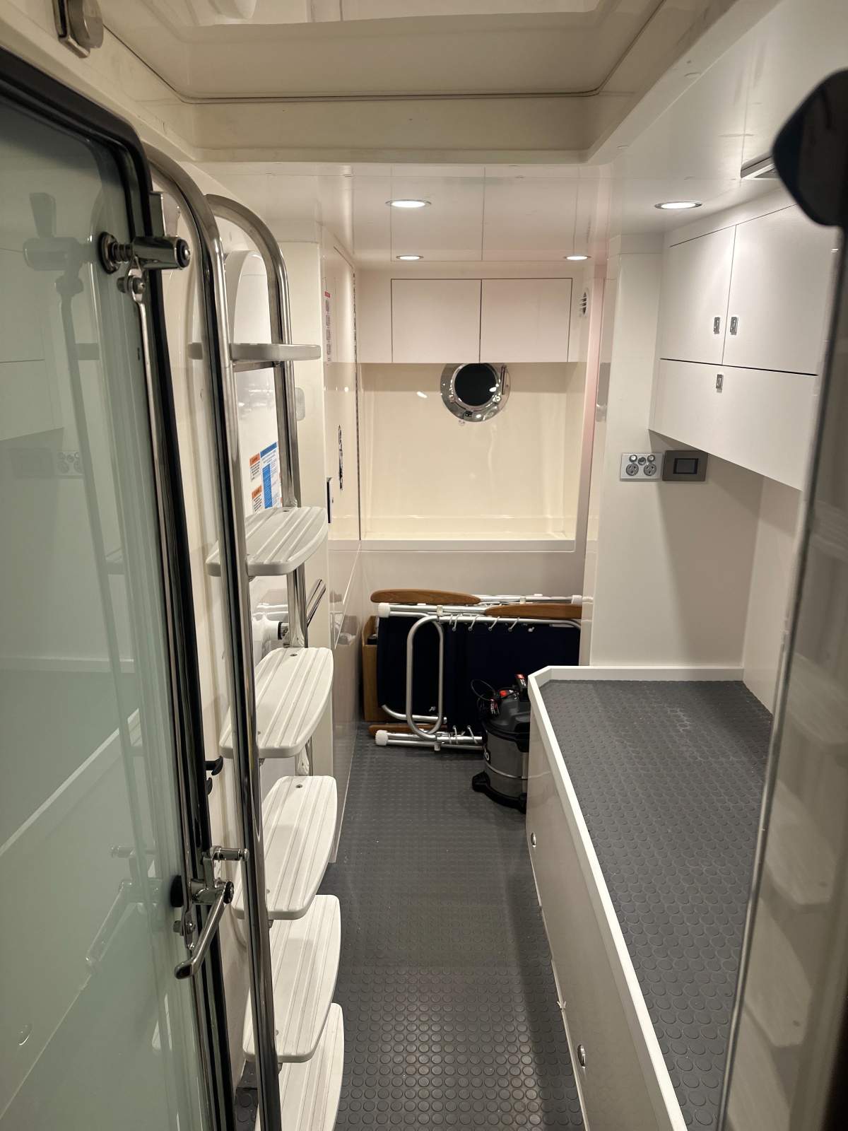 6000 Platinum Riviera 6000 Sport Yacht Platinum Edition Boat Brokers of Tasmania