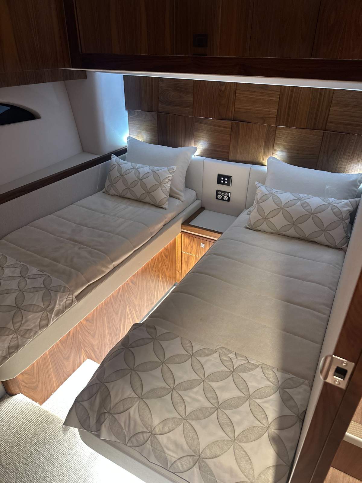 6000 Platinum Riviera 6000 Sport Yacht Platinum Edition Boat Brokers of Tasmania