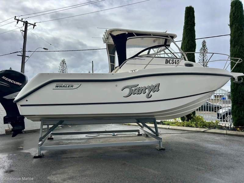 Boston Whaler 255 Conquest