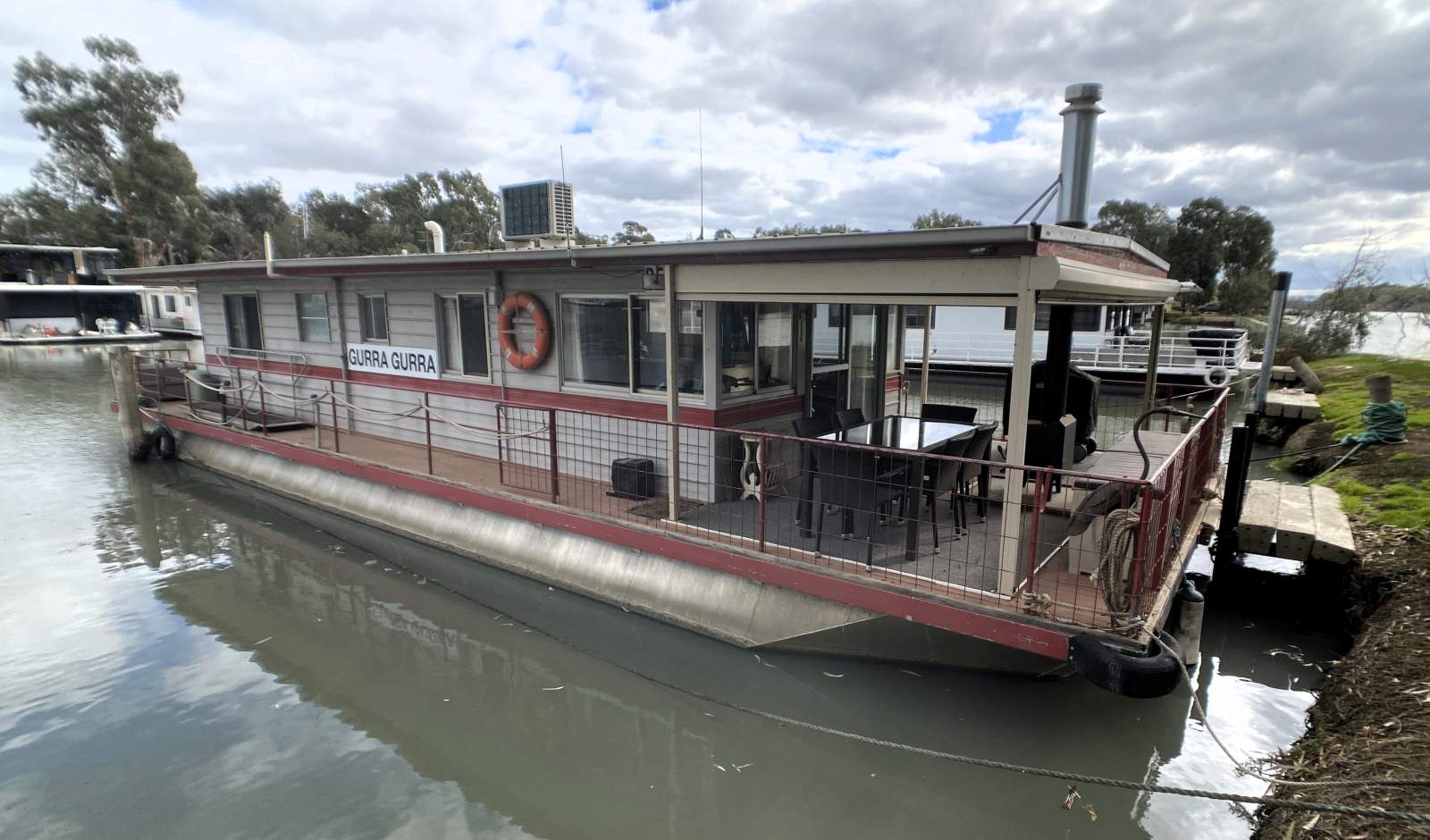 "GURRA GURRA". Great layout, open plan, houseboat.