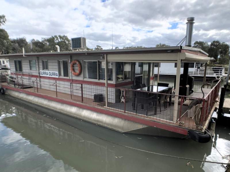 "GURRA GURRA". Great layout, open plan, houseboat.