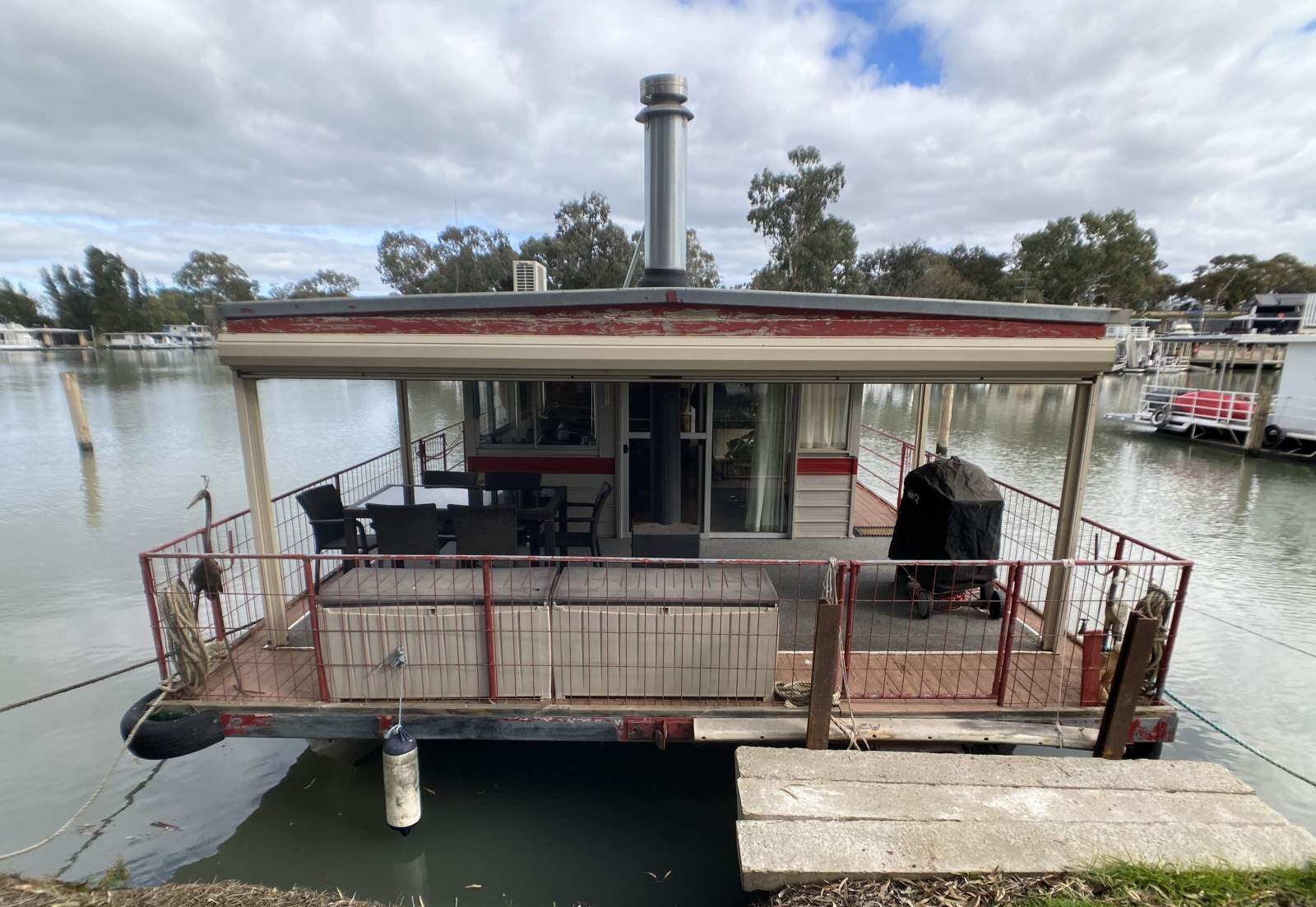 "GURRA GURRA". Great layout, open plan, houseboat.