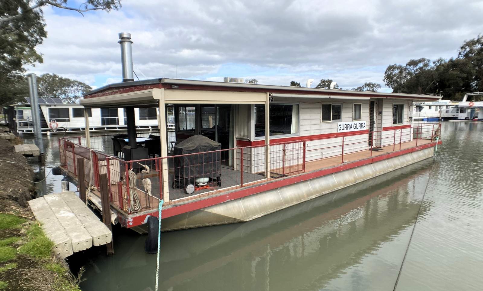 "GURRA GURRA". Great layout, open plan, houseboat.