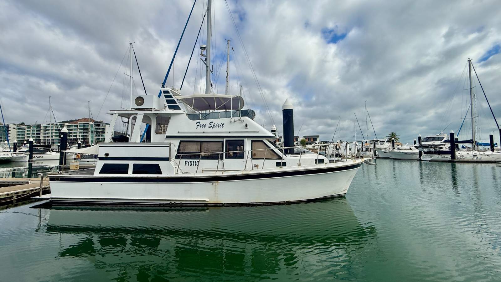 Bestway LaBelle 44 Flybridge