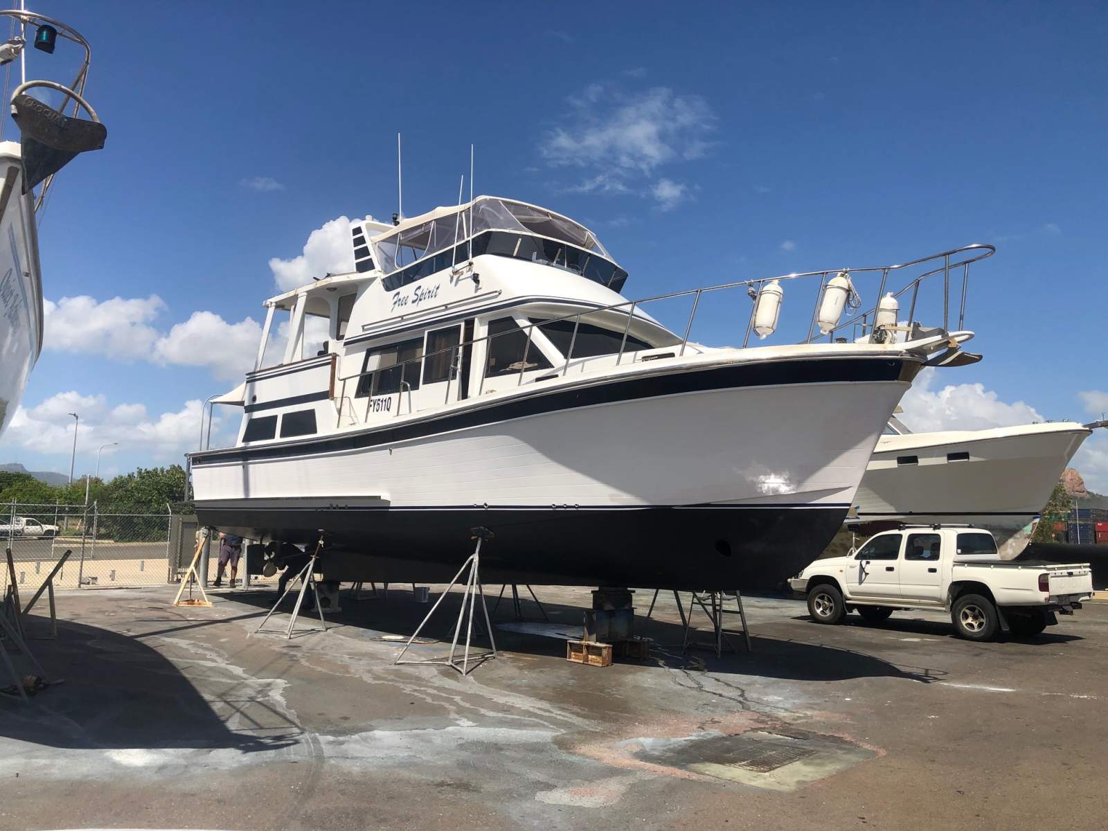 Bestway LaBelle 44 Flybridge