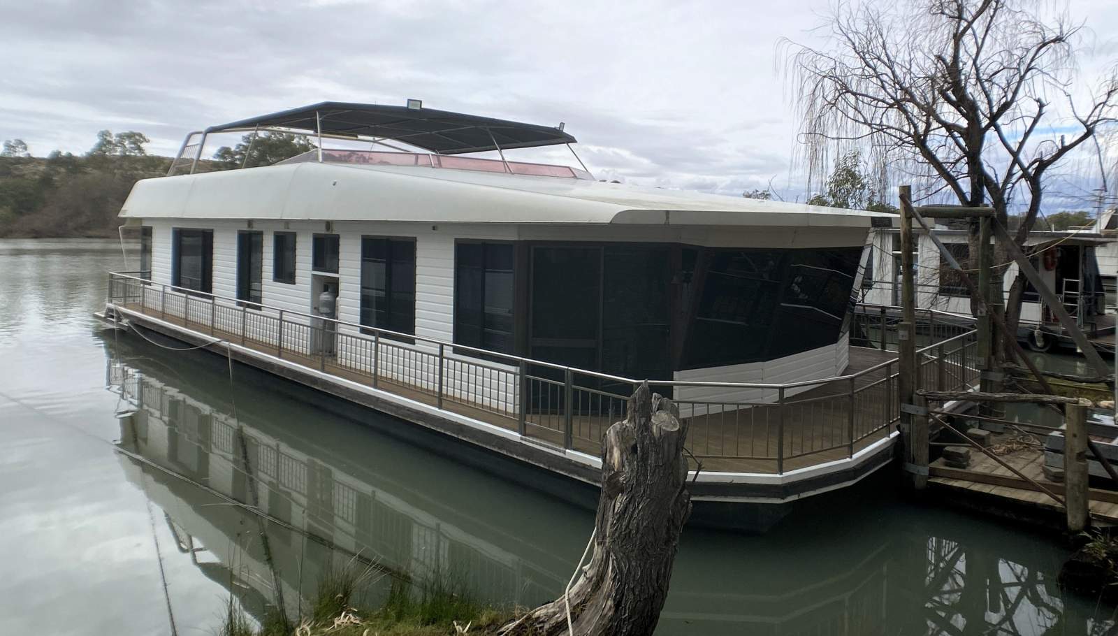 "Solitare" Dual Deck, Four Bed, Two Bath Houseboat