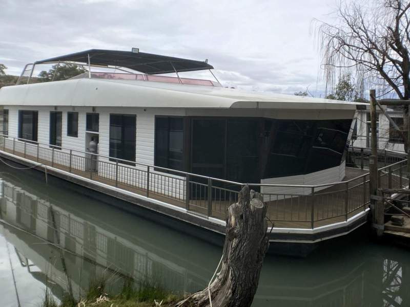 "Solitare" Dual Deck, Four Bed, Two Bath Houseboat
