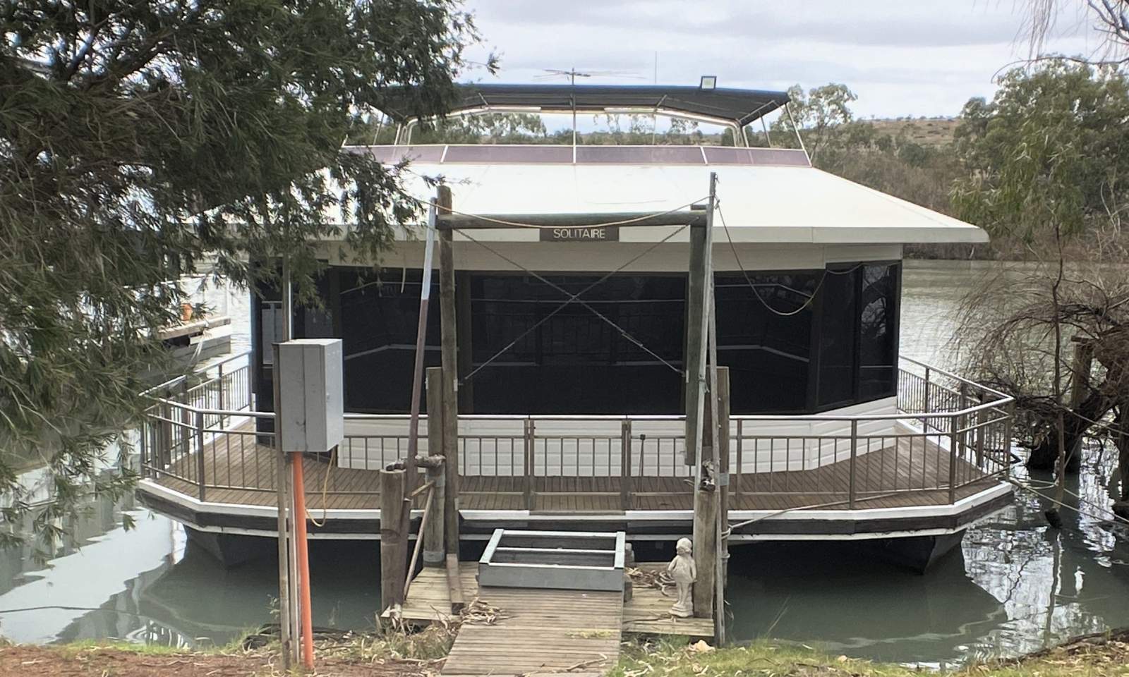 "Solitare" Dual Deck, Four Bed, Two Bath Houseboat