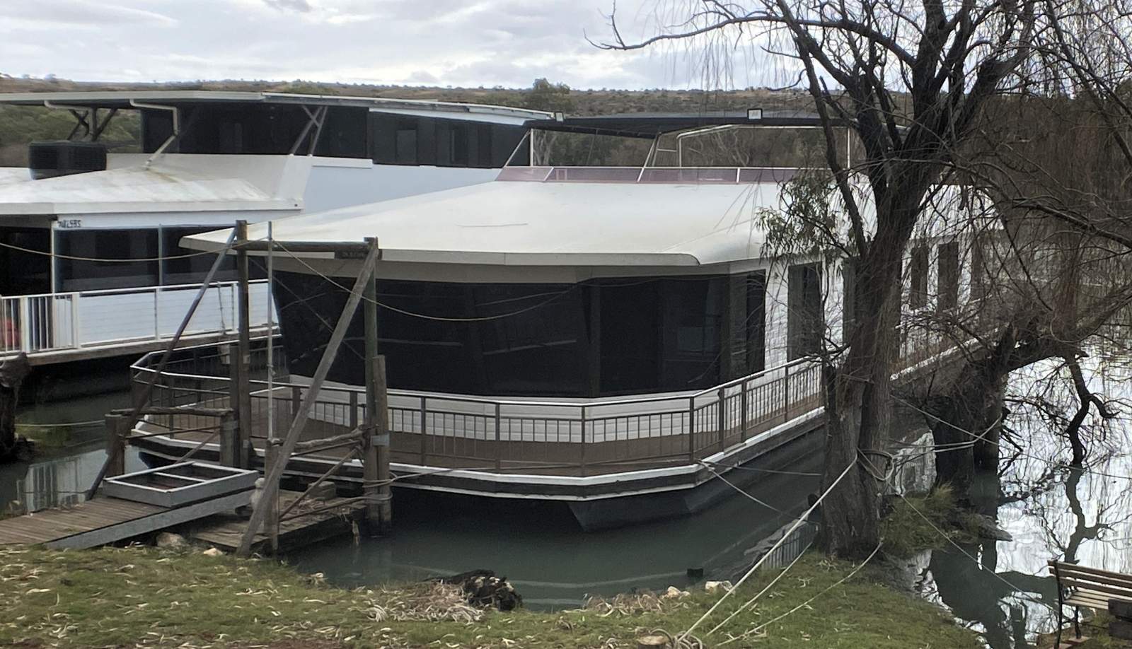 "Solitare" Dual Deck, Four Bed, Two Bath Houseboat