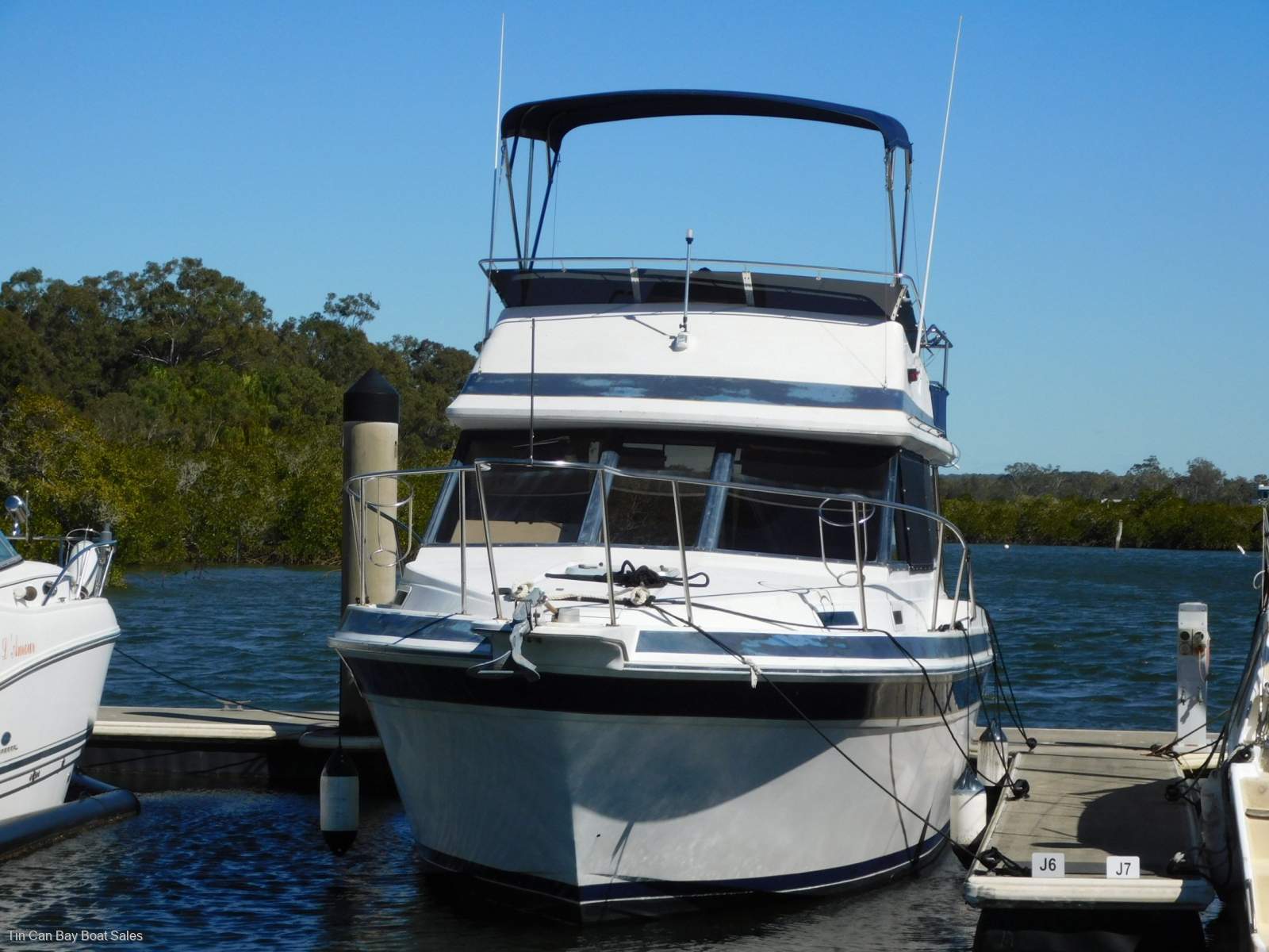 Markline 1000 Deluxe Flybridge Cruiser