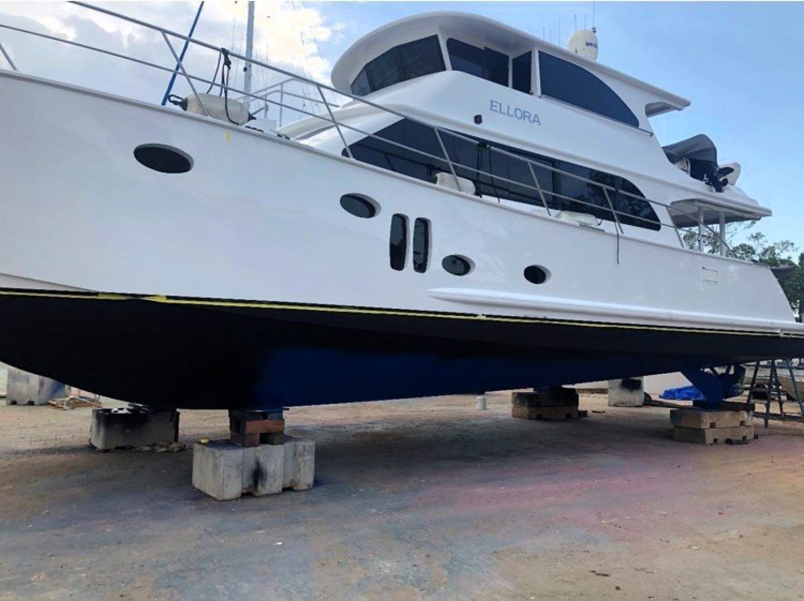 Coral Coast Power Catamaran 61 - PORTUGUESE BRIDGE