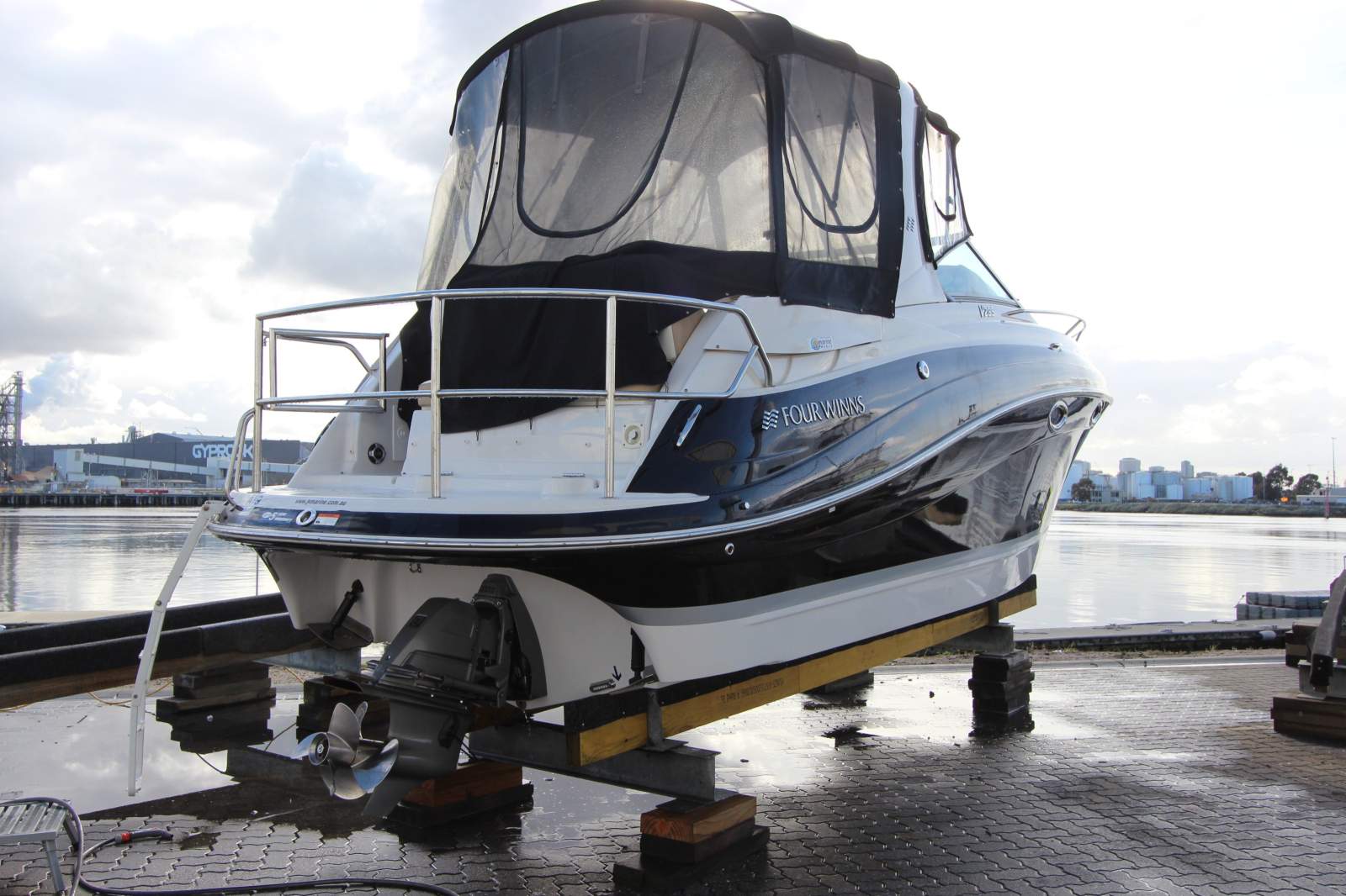 Four Winns V278