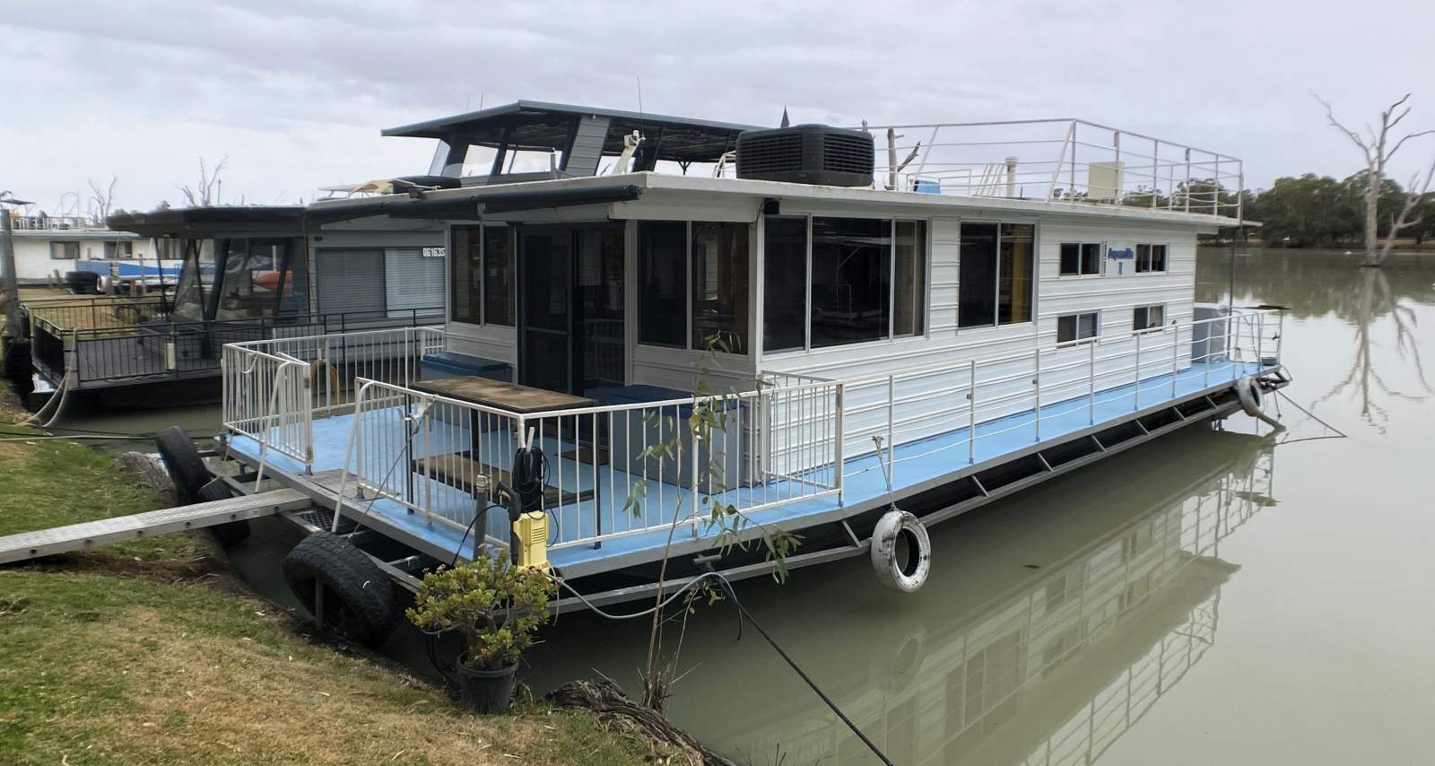 "Aquavilla II" Midsize 3 x bed 1 x Bath Houseboat.