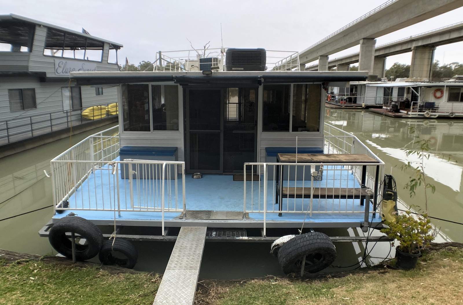 "Aquavilla II" Midsize 3 x bed 1 x Bath Houseboat.