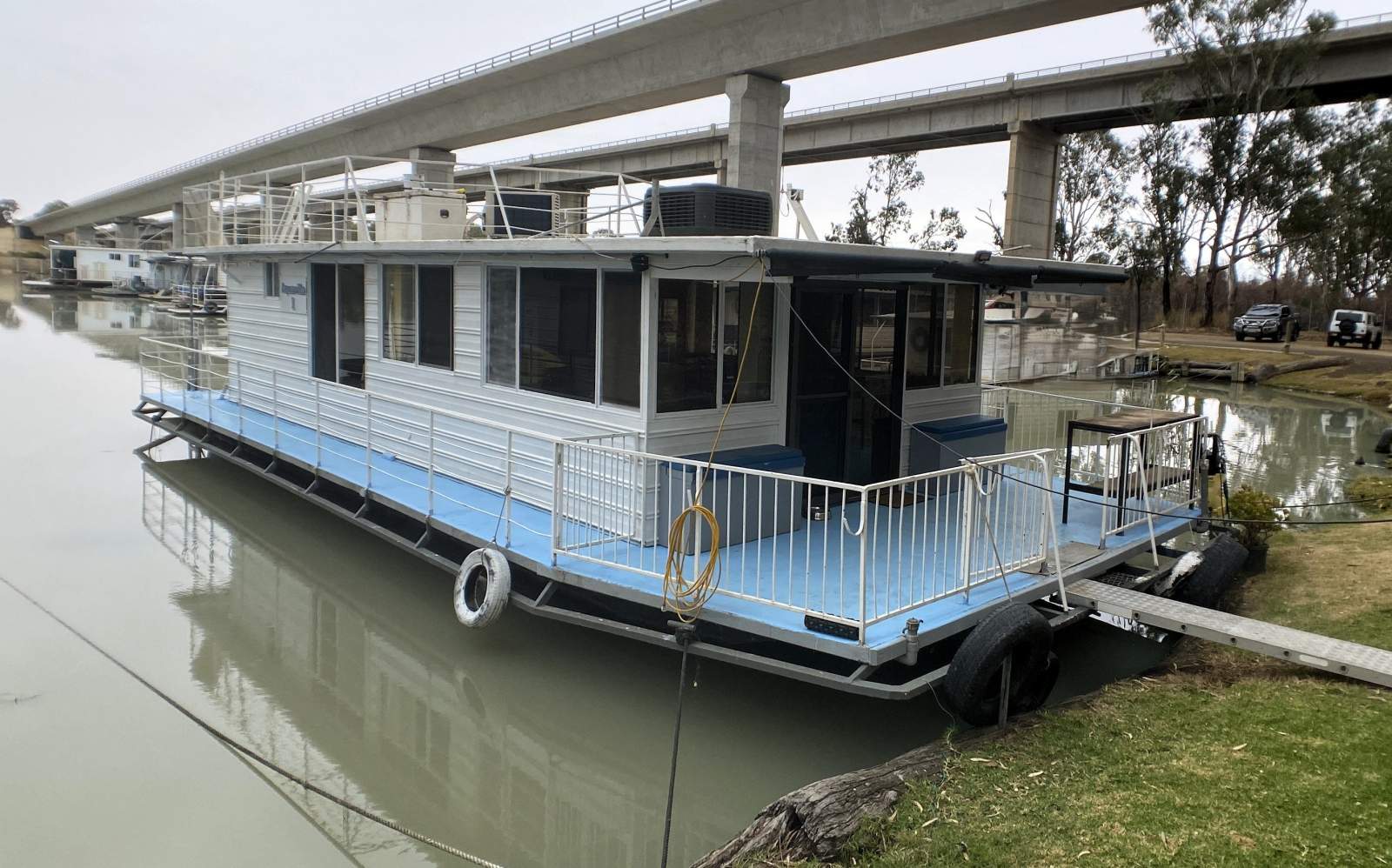 "Aquavilla II" Midsize 3 x bed 1 x Bath Houseboat.