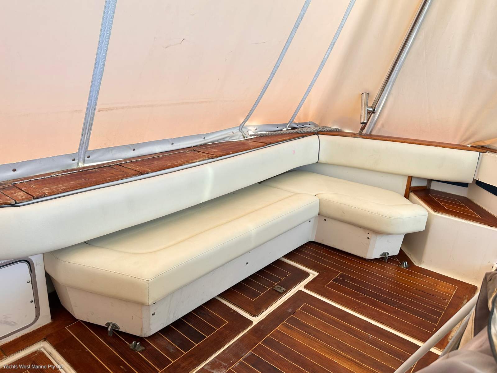 Sea Ray 460 Express Cruiser " Twin Diesel Shaft ":Rear aft cockpit lounge