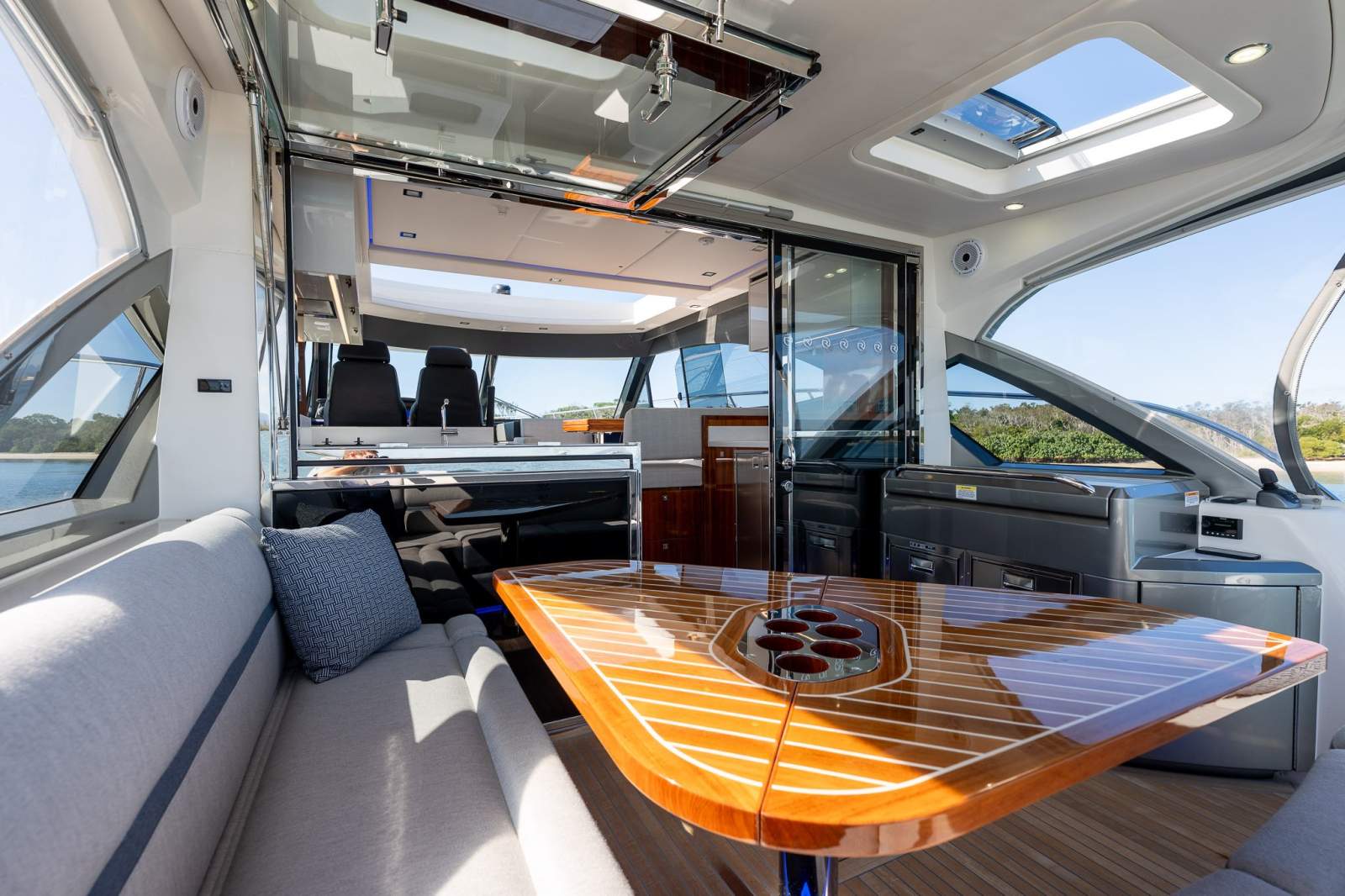 Riviera 4600 Sport Yacht Platinum Edition